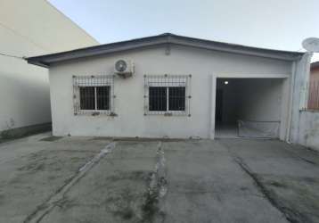 Casa com  03 dormitórios, sala ampla e cozinha.1 banheiro social, espaço para até 3 vagas de garagem, amplo pátio nos fundos, com corredor lateral, imóvel próximo a todo comércio da região  agende sua