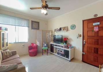 Apartamento com 02 dormitórios no bairro cidade baixa, cozinha, área de serviço, banheiro social com ventilação natural, lavabo e despensa. piso laminado em todo apartamento. prédio com interfone e si