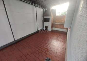 Apartamento com 03 dormitórios no bairro são geraldo, com 02 banheiros, 02 áreas cobertas sendo 01 delas com churrasqueira, sala de estar e sala de jantar, cozinha e área de serviço. imóvel de frente 