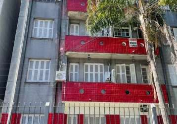 Apartamento no bairro farroupilha em porto alegre, com 2 dormitórios, sala, ampla cozinha, área de serviço separada, sacada fechada no quarto. imóvel com 47m2 de fundos, bem arejado, quase de esquina 