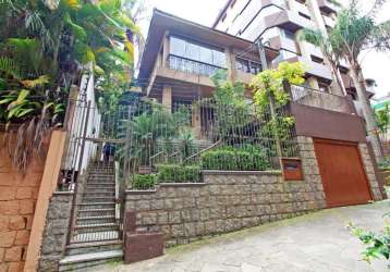 Excelente casa no bairro petrópolis: terreno medindo 11x39,60. tendo 2 casas separadas. podendo ser para moradias, comercial ou construção de prédio.&lt;br&gt;2 residências separadas com 3 dormitórios