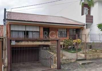 Casa  com três (3) dormitórios, uma (1) suíte, três (3) vagas de garagem no bairro chácara das pedras em porto alegre.&lt;br&gt;casa próxima da rua  ernesto ludwig, perto do gecepel ,  com três dormit