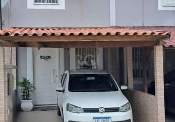 Vende-se lindo sobrado no bairro hípica com dois  dormitórios, um closet , living com porcelanato, sala de estar e  jantar,  dois banheiros com box de vidro, espaço gourmet com churrasqueira todo fech