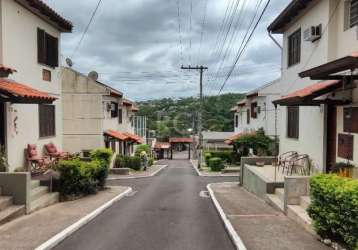 Casa à venda, localizada na avenida monte cristo -  bairro vila nova, porto alegre. possui 3 quartos, sendo 1 suíte, 1 banheiro social e uma vaga de garagem fixa por convenção.