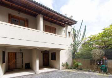 Casa em condomínio horizontal, três andares, com baixo valor condominial, garagem coberta, porteiro eletrônico, sala, varanda com divisória para área externa, cozinha com armários planejados e juncker