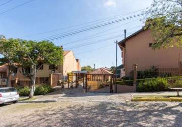 Excelente  casa de 2 pavimentos em condomínio fechado, living 2 ambientes com lareira, lavabo e cozinha americana!!&lt;br&gt;andar superior 3 dormitórios, sendo 1 suíte e 1 banheiro social.&lt;br&gt;a