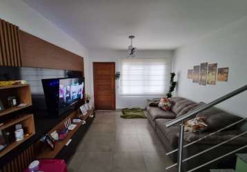 Excelente sobrado semi mobiliado em condomínio, com living para 02 ambientes, cozinha planejada, lavabo, pátio com churrasqueira, lavanderia separada, 02 dormitórios com split e armários planejados e 