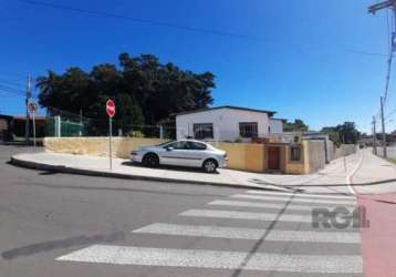 Casa de esquina, com 2 dormitórios, sala, cozinha, banheiro social, nos fundos um anexo com banheiro, pátio amplo com arvores frutíferas. imóvel em localização privilegiada. ( residencial ou comercial