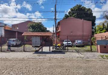 Venha conhecer um ótimo imóvel na zona sul de porto alegre com dois pavimentos! a casa possui um espaçoso quintal nos fundos, ideal para receber amigos e familiares. o condomínio de baixo custo condom