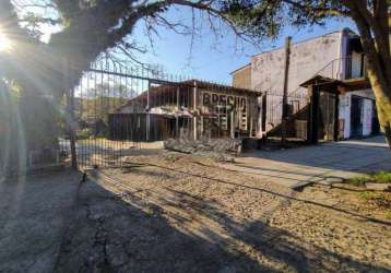 Casa com 3 dormitórios, em terreno de 300m², com amplo pátio,02 banheiros, cozinha, sala e área de serviço, no bairro restinga, zona sul de porto alegre. imóvel, com varanda, 1 vaga em garagem coberta