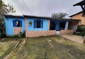 Excelente casa à venda no bairro lomba do pinheiro. imóvel possui 2 dormitórios,  2 banheiros,   sala ampla,  cozinha ampla, pátio bem espaçoso com possibilidade de colocar piscina,  garagem coberta, 