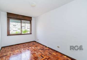 Apartamento de 02 dormitórios, no bairro vila jardim, em porto alegre!&lt;br&gt;apartamento com sala, cozinha, área de serviço, bem claro e muito ventilado, pronto para morar!!&lt;br&gt;condomínio com