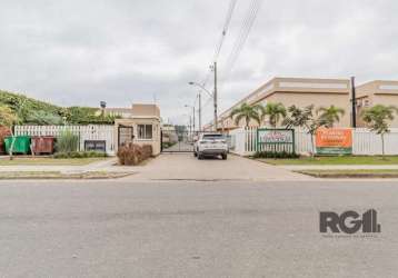 Excelente casa em condomínio, finamente decorada, ficam todos os móveis fixos, possui 2 dormitórios, living para 2 ambientes, sala de estar com lavabo, cozinha planejada, área de serviço, pátio e uma 