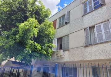 Apartamento 1 dormitório, frente, cozinha americana, bancada, armários de cozinha, wc reformado, área de serviço. localizado perto de ' tudo', comércio, serviço, faculdade, escolas, praças, 