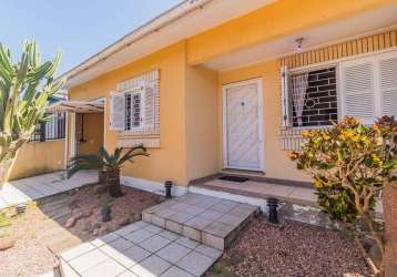 Ótima casa de 224m² composta por sala de tv, estar com lareira, sala de jantar, 3 dormitórios sendo 1 suíte com banheira hidromassagem, banheiro social com ventilação natural, espaçosa cozinha america