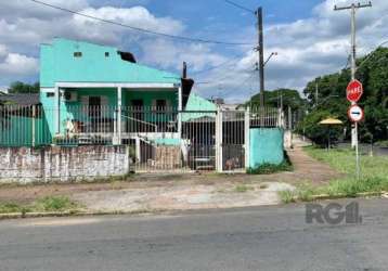 Casa ampla, em terreno de esquina, medindo 12x28mts., com 3 dormitórios, sendo 1 suíte, living 2 ambientes, cozinha americana , área de serviço, 2 canis, piscina, parte inferior possui equipamentos de