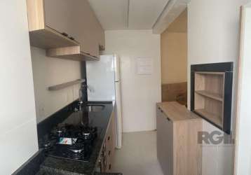 Apartamento novo,  42m², 1 dormitório, 1 suíte, living, lavabo, cozinha com moveis planejados, churrasqueira, área de serviço e 2 vagas de garagem.&lt;br&gt; &lt;br&gt;condomínio com portaria virtual,