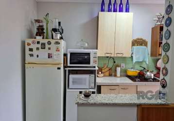 Aconchegante apartamento, com suíte, banheiro, cozinha e sala, ficando (em princípio) apenas os móveis do banheiro. imóvel com baixo valor condominial e em excelente localização da vila ipiranga, na a