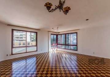 Vende-se apartamento desocupado, próximo ao parcão, bairro rio branco, 3 quartos (dormitórios) com suíte, living 3 ambiente com vista, com vaga de garagem, lavabo, banho social, copa e cozinha, área d