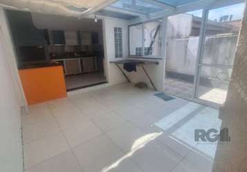 Excelente casa térrea,  desocupada, 3 dormitórios, sendo 2 com móveis planejados, living 2 ambientes, cozinha americana, banheiro social, pátio com parte coberta, área gourmet, área de serviço com móv