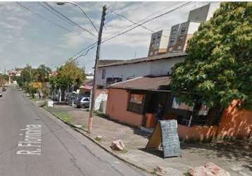 Terreno  de esquina (dona zulmira com florinha), plano, medidindo 725,67 m², possui um pavilhão de 200m² antigo e uma casa mista.&lt;br&gt;excelente ponto comercial  no bairro  localizado entre as ave