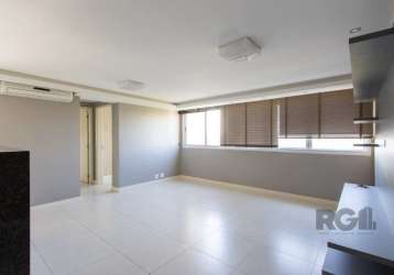 Excelente apartamento,  2 dormitórios, sendo 1 suíte, 1 banheiro social, sala de estar/jantar ampla, living 2 ambientes, cozinha americana com churrasqueira e área de serviço separada da cozinha.  per