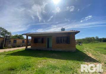 Imóvel à venda no bairro boa vista | casa com 3 dormitórios, sala, cozinha, banheiro, e varanda nos fundos da casa com churrasqueira. com poço artesiano e um amplo pátio. aceita troca, estuda-se propo