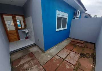 Casa situada na av. principal da ponta grossa, com 46m², oferecendo 2 (dois) dormitórios, sala, cozinha, área de serviço com espera para aquecedor à gás, pátio/jardim e estacionamento. localizada no b