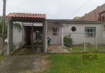 Casa à venda em porto alegre, no bairro mário quintana. com 2 dormitórios, 1 banheiro social, 2 vagas de garagem. localizada em rua tranquila e plana. possui living em 2 ambientes, quintal e bom estad