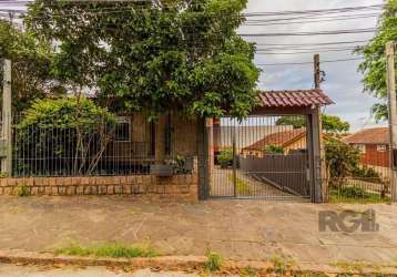 Excelente casa no bairro espírito santo, com pátio ensolarado. são 4 dormitórios, living espaçoso com varanda frontal, gabinete, cozinha ampla, área de serviço, lavanderia, 3 banheiros e área de festa