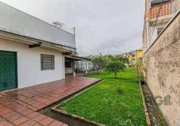 Casa bem localizada, próxima à av. bento gonçalves, em um terreno de 11 x 50 metros. &lt;br&gt;o imóvel conta com dois dormitórios, living espaçoso, cozinha funcional e 2 banheiros. além disso, possui