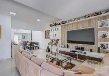 Casa ampla com 175m² de área total, perfeita para quem busca conforto para a sua família.&lt;br&gt;&lt;br&gt; 3 dormitórios, incluindo uma suíte bem espaçosa&lt;br&gt; living com 3 ambientes&lt;br&gt;