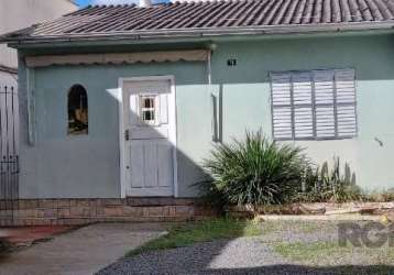 Terreno  9,90 frente por 34,10 de extensão com casa de 110mq no bairro passo d'areia a 200m da  av. assis brasil. casa com duas salas, dois quartos, três banheiros, depósito, churrasqueira, pátio late