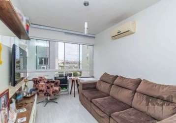 Ótimo apartamento no condomínio plaza cristal andar alto, semi mobiliado, com 66m² privativos, de 3 dormitórios, vaga e infra. possui sala ampla para 2 ambientes com sacada integrada, 3 dormitórios, b