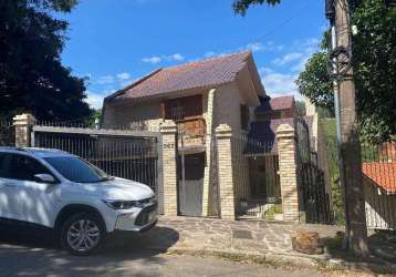 Casa para comprar em bairro com segurança, ruas monitoradas por câmeras e vigilância 24 horas: diferenciada residência com 336 m² de área privativa, 4 dormitórios, 1 suíte, 5 banheiros, 3 vagas de gar