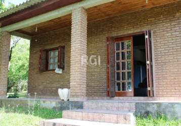 Sítio em condomínio fechado ³recanto do sabiá´ com zeladoria 24 horas, porteiro eletrônico. casa feita com tijolos maciços aparentes (tijolo a vista), toda com piso frio, com 3 dormitórios e 1 banheir