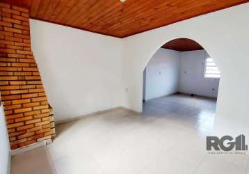 Casa térrea com 3 dormitórios no bairro cristal&lt;br&gt;excelente casa à venda no bairro cristal, com 3 dormitórios. o imóvel possui uma sala ampla com lareira, sala de jantar integrada à cozinha, 3 