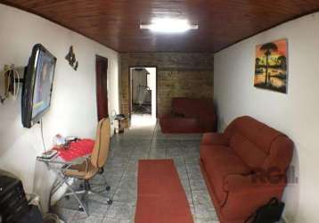 Residência com 2 dormitórios, 2 banheiros e 2 vagas de estacionamento no bairro vila nova, zona sul de porto alegre. &lt;br&gt;a casa possui um living espaçoso para 2 ambientes, cozinha com churrasque