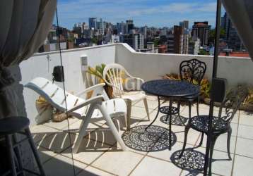 Cobertura duplex com terraço no bairro rio branco, com 92m² privativos. possui no 1º pavimento: living, 2 dormitórios e banheiro com box de vidro. no 2º pavimento possui sala de estar, cozinha complet