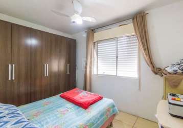 Apartamento com 2 dormitórios, sala, cozinha, banheiro social, e vaga de garagem.