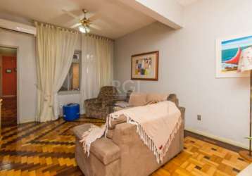 Ótima residência no cristal, mobiliada, 4 dormitórios, 1 suíte, amplo living 3 ambientes, 2 banheiros, dependência completa, cozinha montada, gás central. lavanderia, salão de festas com churrasqueira