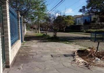 Excelente terreno no bairro ipanema zona sul de porto alegre, medindo 11x36, com uma casa pré-fabricada no local. próximo de todos os recursos, a uma quadra do calçadão de ipanema. aceita negociação p