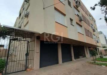 Apartamento 1 dormitório, térreo, com 40 m² de área privativa, living amplo para 02 ambientes,  01 banho social, cozinha, área de serviço com pátio. &lt;br&gt;prédio com porteiro eletrônico, faxineira