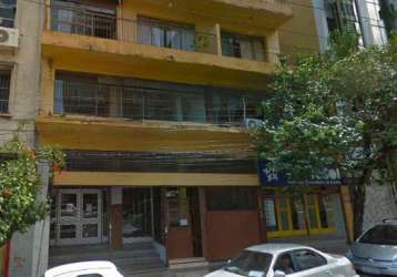 Loja comercial reformada no centro de porto alegre, próximo a rua barros cassal. &lt;br&gt;&lt;br&gt; com 1 vaga de garagem, 3 banheiros, cozinha e mezanino.