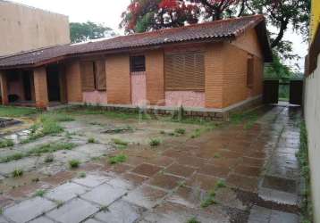 Casa localizada no bairro rubem berta, com 300m². imóvel dispõe de 04 dormitórios sendo um com suíte, sala de estar/jantar, cozinha, 02 banheiros, área de serviço com dependência de empregada, lareira