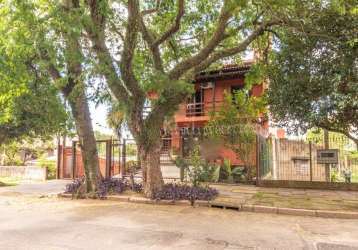 Casa localizada no bairro vila jardim, com 545m². imóvel com 3 dormitórios sendo 1 suíte, sala de estar/jantar, sacada fechada, cozinha, banheiro social, área de serviço, piscina, churrasqueira, aquec