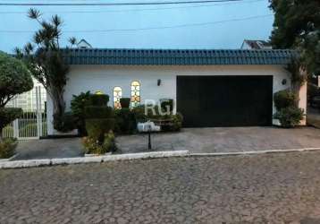 Casa com 3 dormitórios e pátio no bairro sarandi com 197m²  de área construída, 4 vagas de garagem. living com dois ambientes, sala de jantar, banheiro social.cozinha.area de serviço e  churrasqueira,