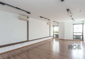 Sala comercial com aproximadamente 33m² no bairro menino deus.&lt;br&gt;&lt;br&gt;imóvel recentemente pintado, frente, piso laminado, 1 banheiro e 1 vaga de garagem coberta.&lt;br&gt;&lt;br&gt;condomí