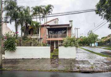 Excelente casa à venda no bairro cristal em porto alegre.&lt;br&gt; com quatro dormitórios, sendo uma suíte, três vagas de garagem.&lt;br&gt; área privativa de 485m² e área total de 526m².&lt;br&gt; i