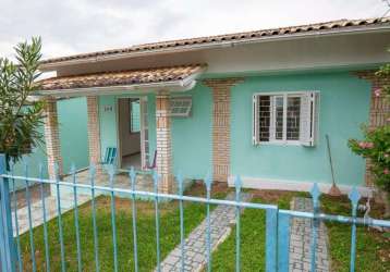 Terreno com duas casas. casa da frente com 3 dormitórios, living, cozinha, banheiro social e área de serviço coberta.&lt;br&gt;casa dos fundos com 3 dormitórios, living, cozinha e dois banheiros.&lt;b